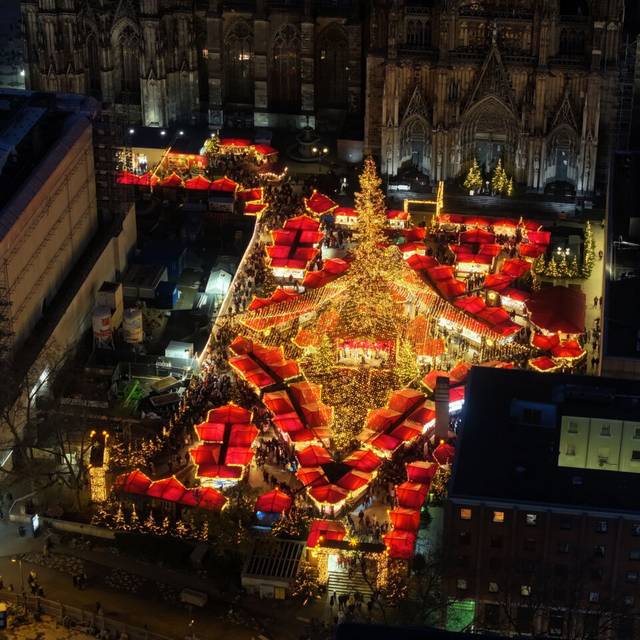 Weihnachtsmarkt am Kölner Dom bei Nacht (Luftaufnahme mit einer Drohne)