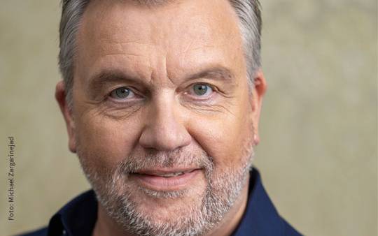 Hape Kerkeling lächelt in die Kamera