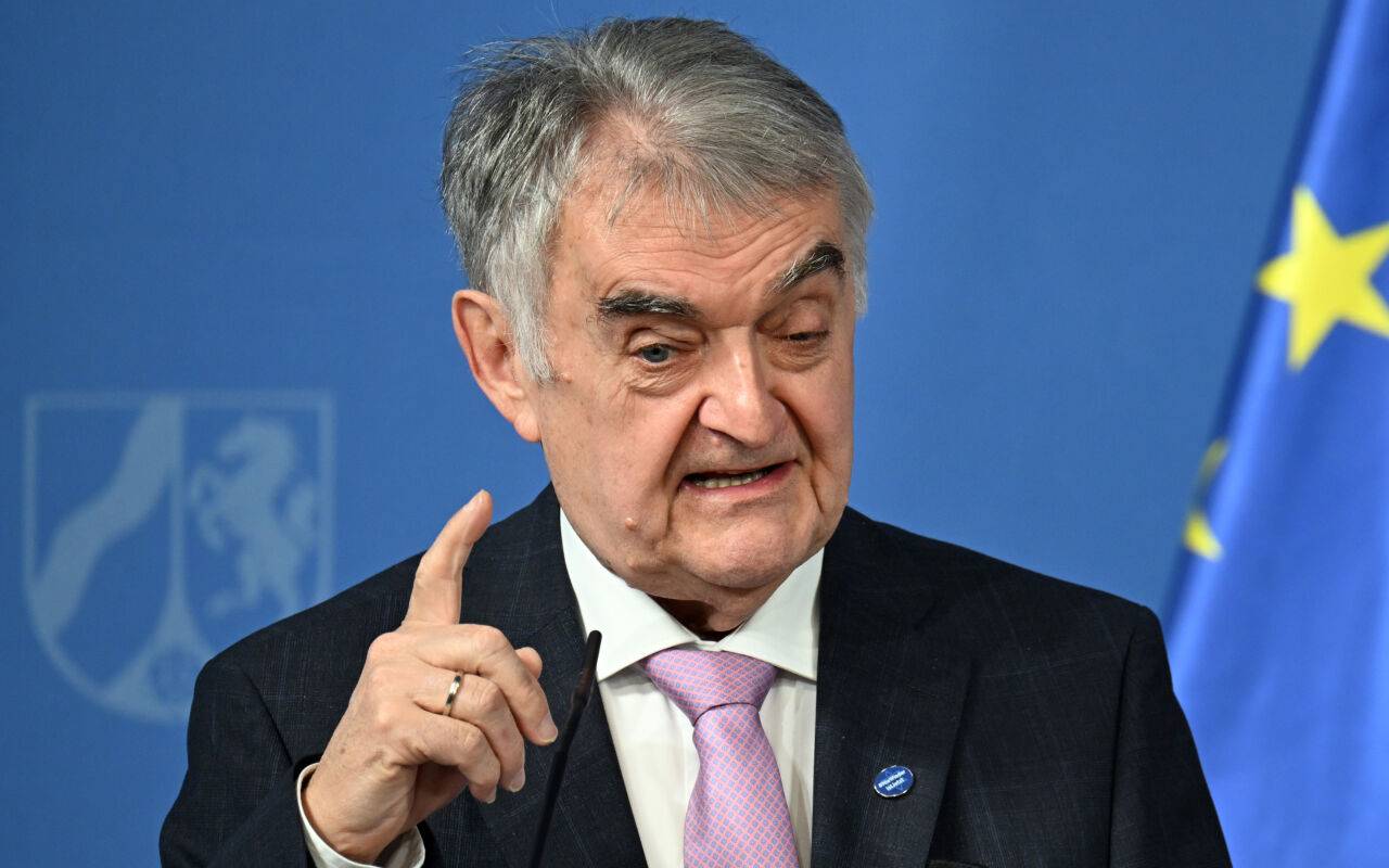 Herbert Reul (CDU), nordrhein-westfälischer Innenminister, spricht ins Mikrofon.