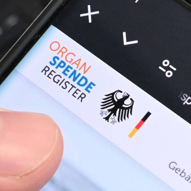 Eine Person hält ein Handy in der Hand, auf dem das Online-Portal zur Registrierung zur Organspende zu sehen ist.