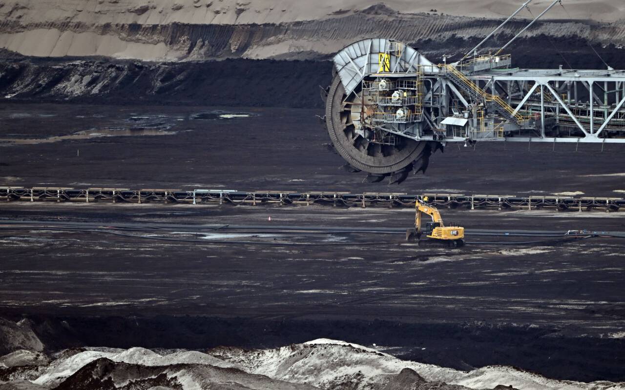 Bergbaumaschinen stehen im Tagebau Garzweiler