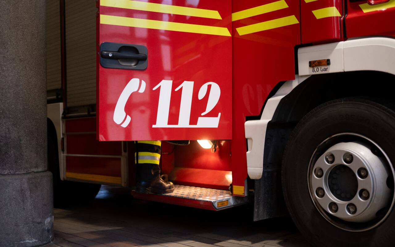 Auf einem Feuerwehrauto ist die Notrufnummer 112 zu erkennen.