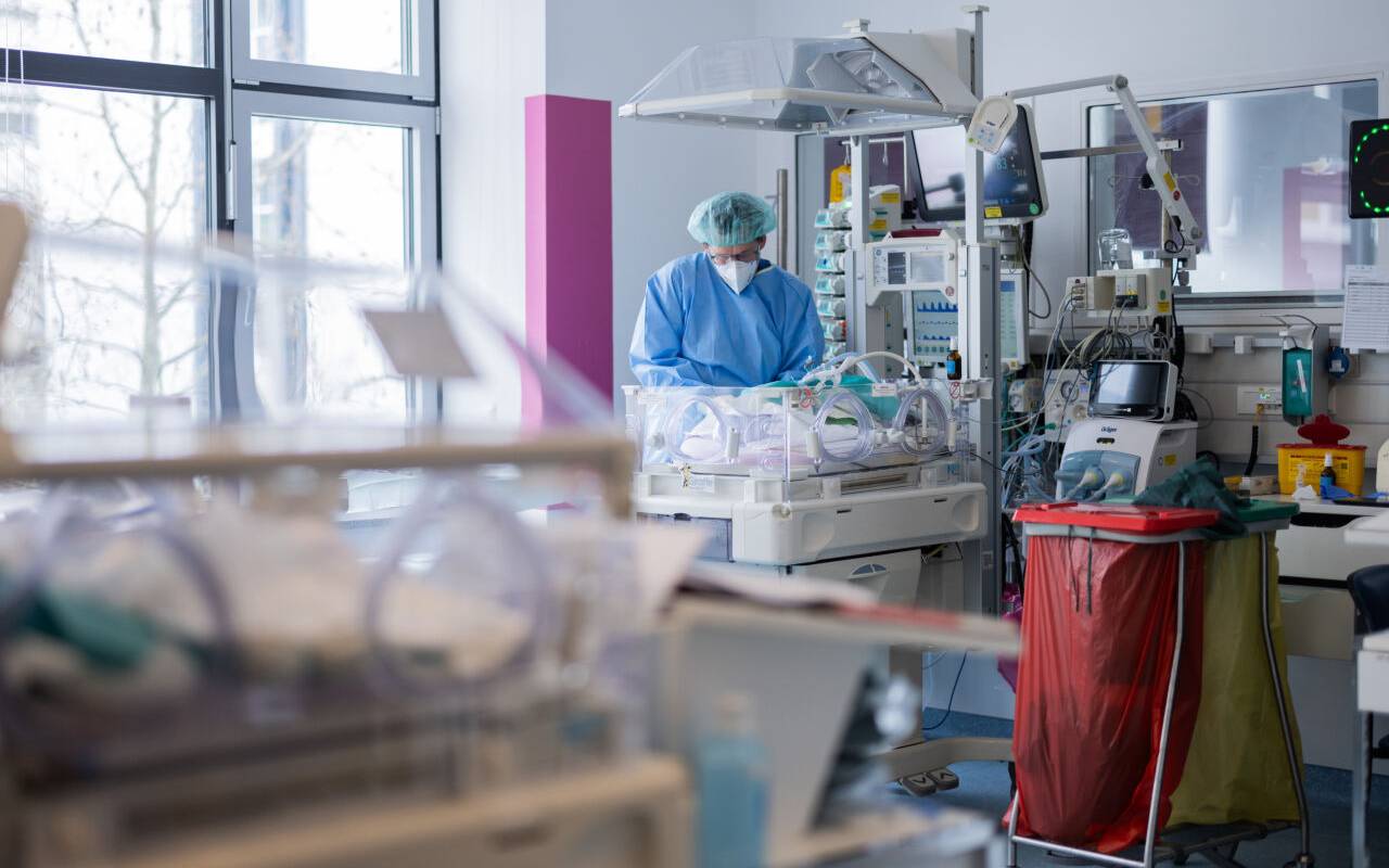 Beschreibung  Oberarzt Mark Dzietko untersucht ein Neugeborenes im Perinatalzentrum, der Neugeborenen-Intensivstation, in der Klinik für Kinderheilkunde des Universitätsklinikums Essen.