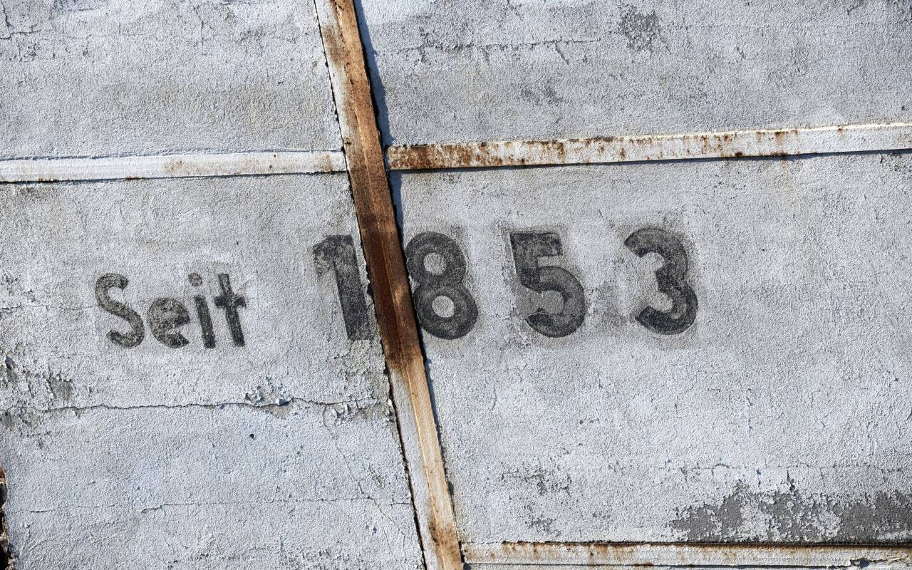 Seit 1853, alter Schriftzug an einem Lagergebäude, Symbolfoto für ein Traditionsunternehmen.