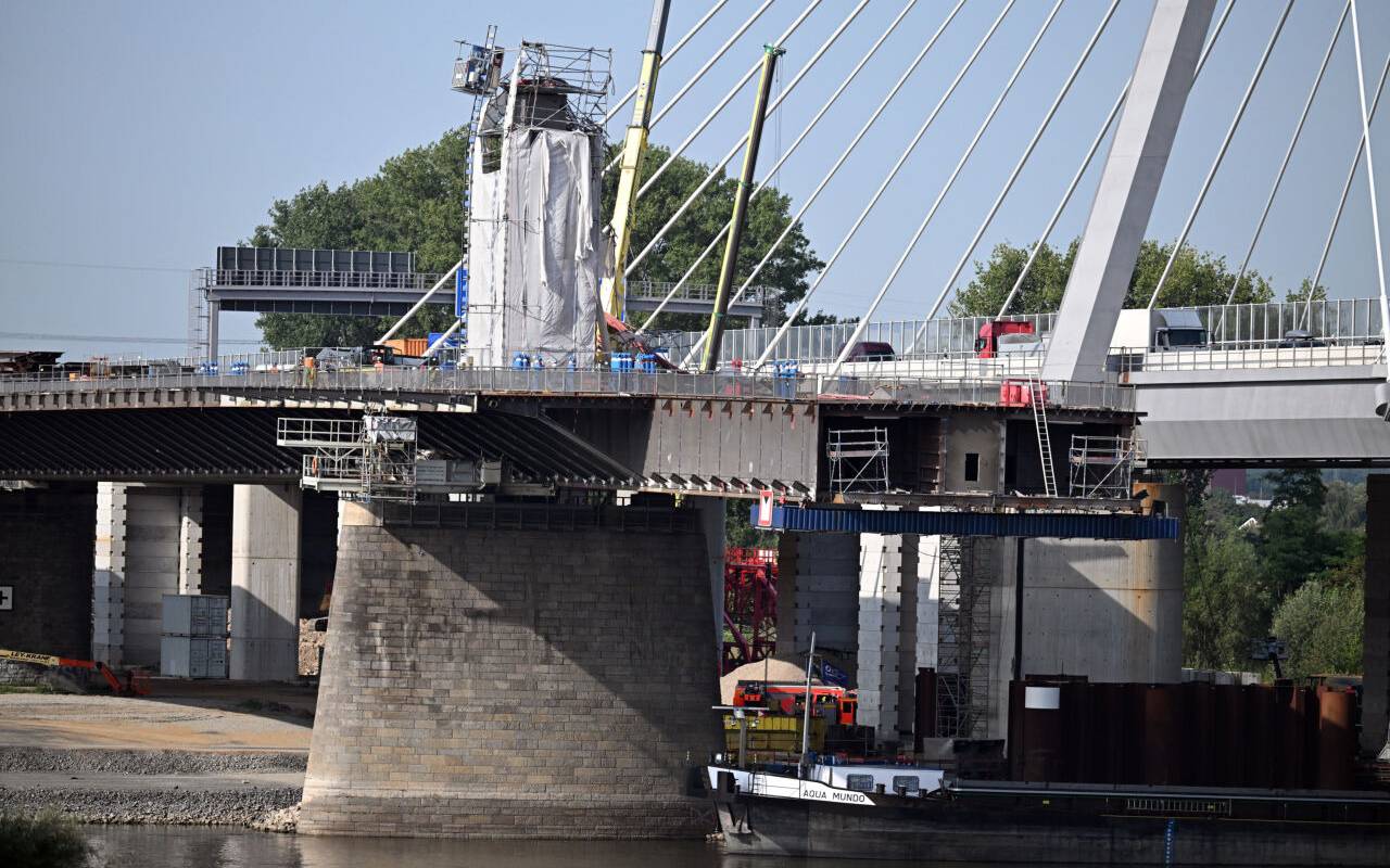 Verbogene Gerüstteile hängen an dem Pfeiler der Leverkusener Brücke. An der alten Leverkusener Rheinbrücke der Autobahn 1 ist es zu einem schweren Unfall mit Totem und mehreren Verletzten gekommen.