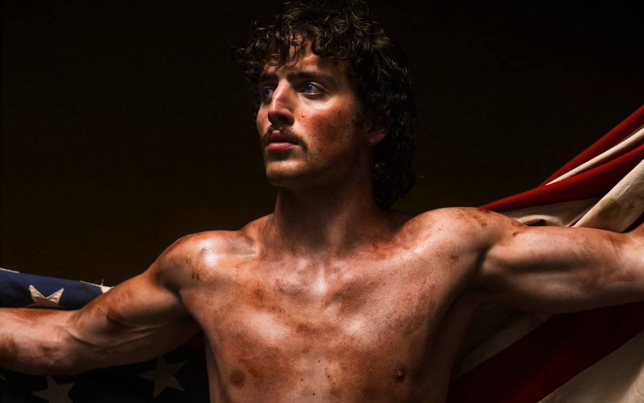 Benson Boone präsentiert sich auf dem Albumcover seiner neuen Platte "American Heart" ziemlich patriotisch - mit gezückter Amerika-Flagge.