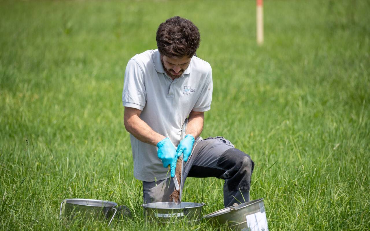 Alexander Seitz, Probenahmetechniker eines Umwelt-Ingenieur-Büros zur Altlasten-Erkundung, entnimmt Bodenproben auf einem Acker nahe dem US-Militärflugplatz Katterbach