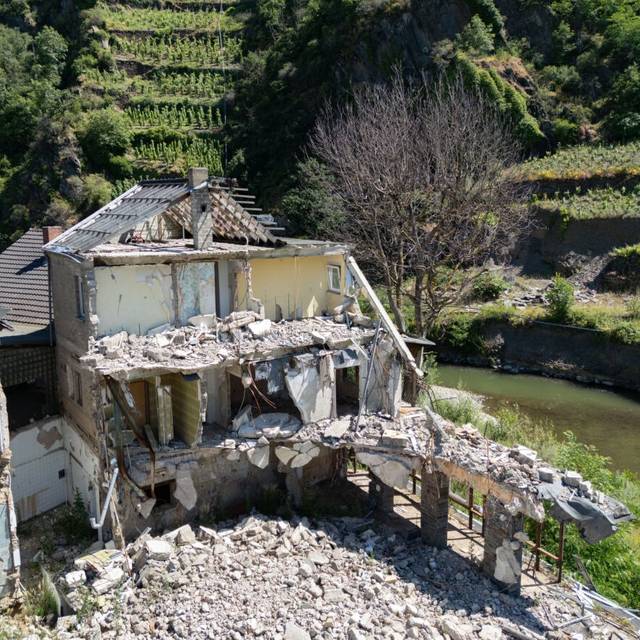 Die Ruinen von zwei bei der Flut im Sommer 2021 zerstörten Wohnhäusern stehen am Ufer der Ahr (Luftaufnahme mit einer Drohne). (Zu dpa „Ohnmacht und Rückzug - das Ahrtal drei Jahre nach der Flutkatastrophe“)