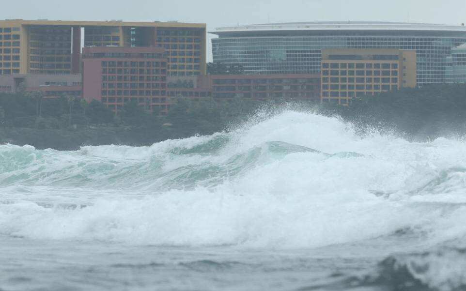 Hohe Wellen treffen die Küste der Jeju-Insel, während sich der Taifun Jongdari nähert.