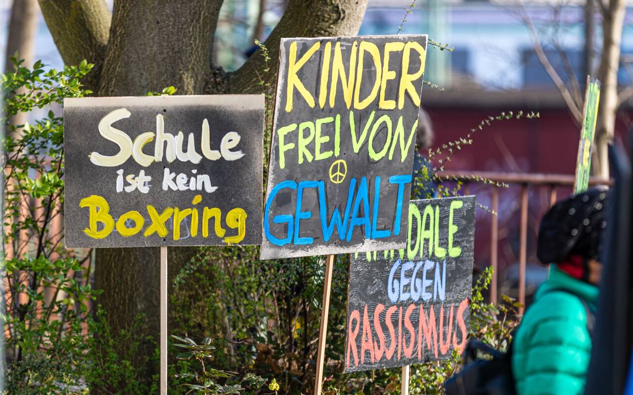 "Schule ist kein Boxring" und "Kinder frei von Gewalt" steht auf Schildern während einer Demonstration unter dem Motto "Kinder brauchen Sicherheit – Schule ohne Rassismus" vor dem Schulamt Cottbus