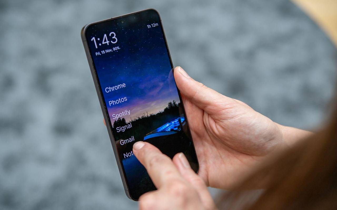 Eine Frau nutzt die App Olauncher auf einem Android-Handy
