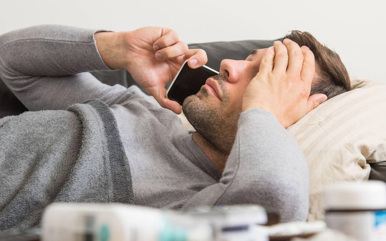 Ein erkälteter Mann am Telefon