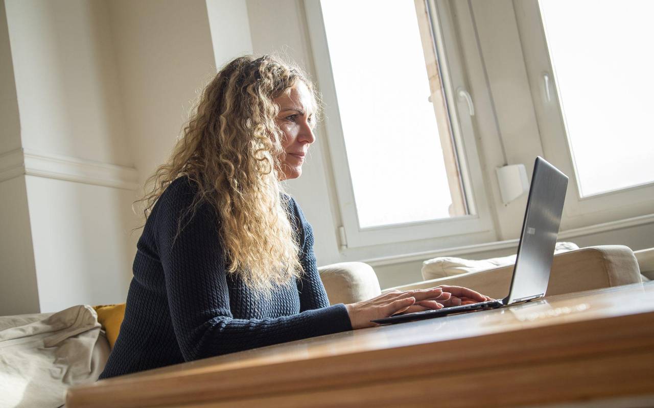 Eine Frau nutzt einen Laptop