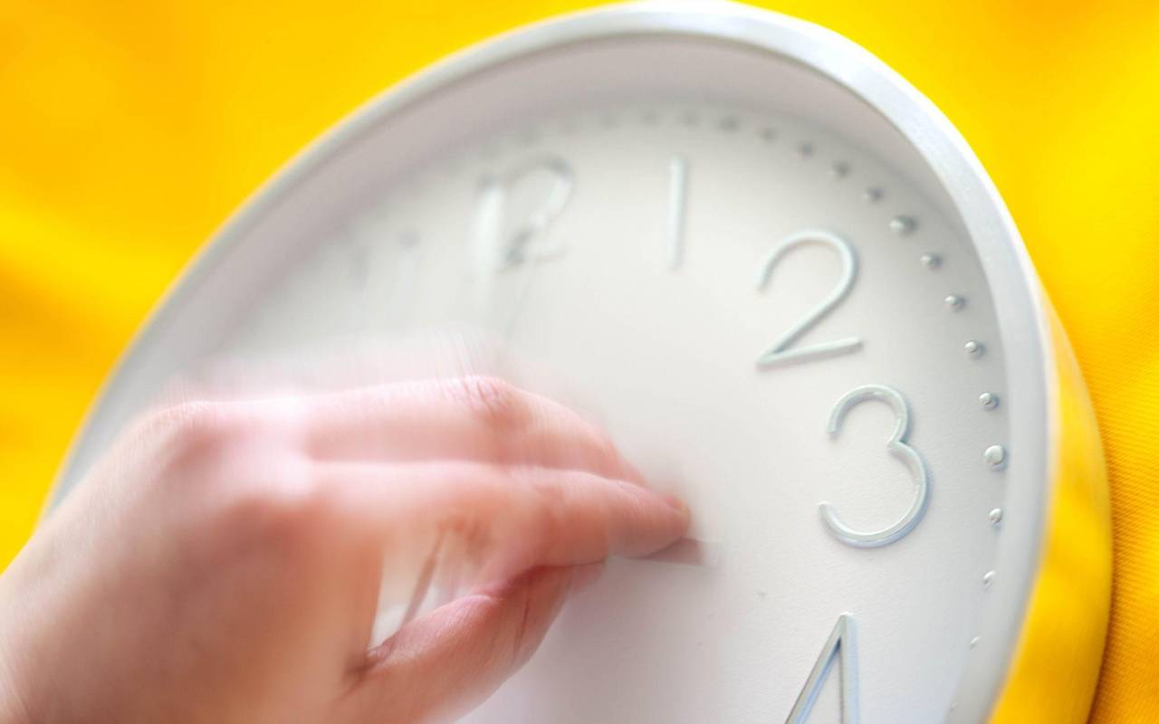 Eine Uhr wird umgestellt