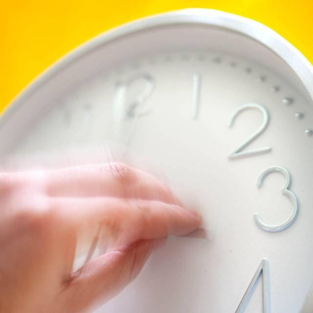 Eine Uhr wird umgestellt