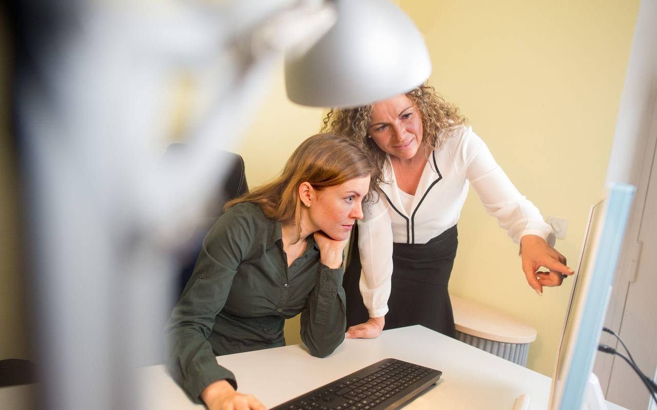 Zwei Frauen arbeiten zusammen