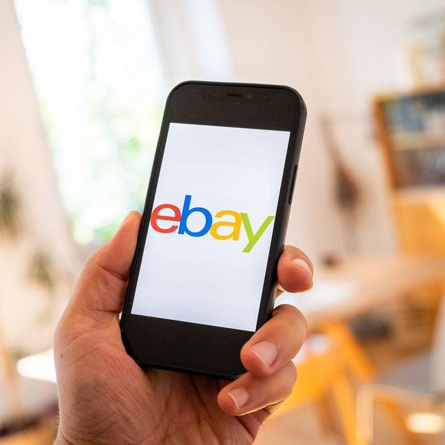 Ebay-Logo ist auf einem Smartphone zu sehen