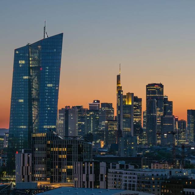 EZB vor Bankenskyline Frankfurt