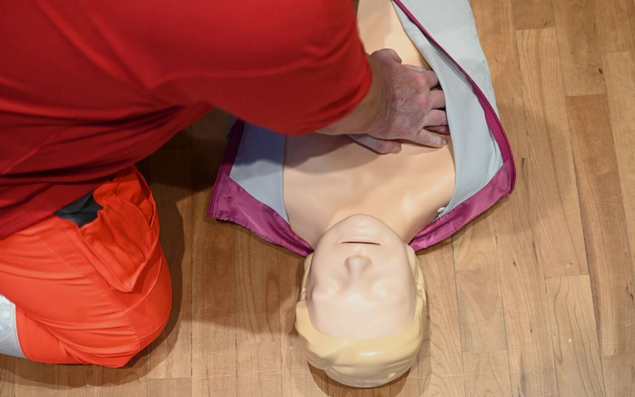 Ein Erste Hilfe-Ausbilder des Deutschen Roten Kreuzes (DRK) demonstriert eine Herz-Lungen-Wiederbelebung (HLW). (gestellte Szene)