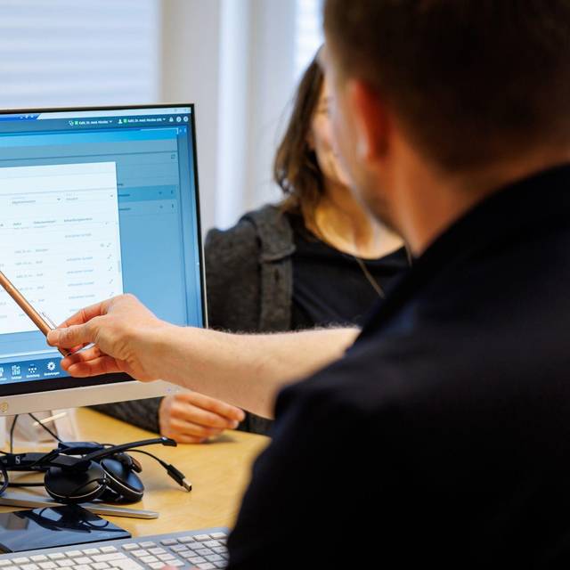 Hausarzt lädt Dokumente in eine elektronische Patientenakte