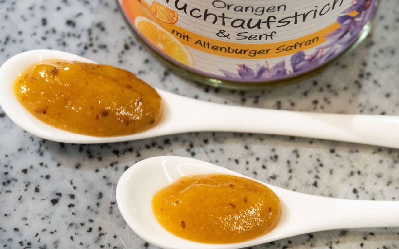 Orangenfruchtaufstrich mit Senf und Safran