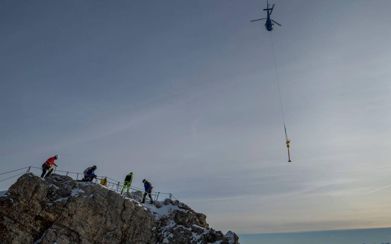 Zugspitz-Gipfelkreuz wird ins Tal geflogen und restauriert