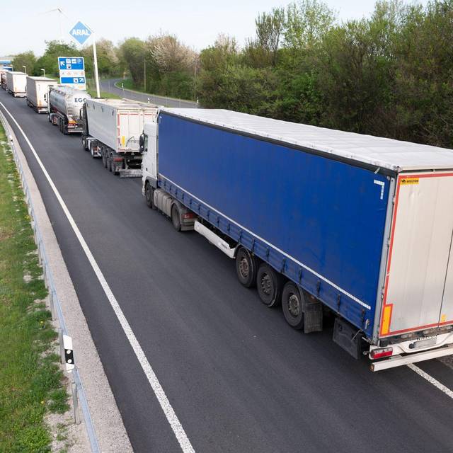Lkw-Parkplätze auf Autobahn
