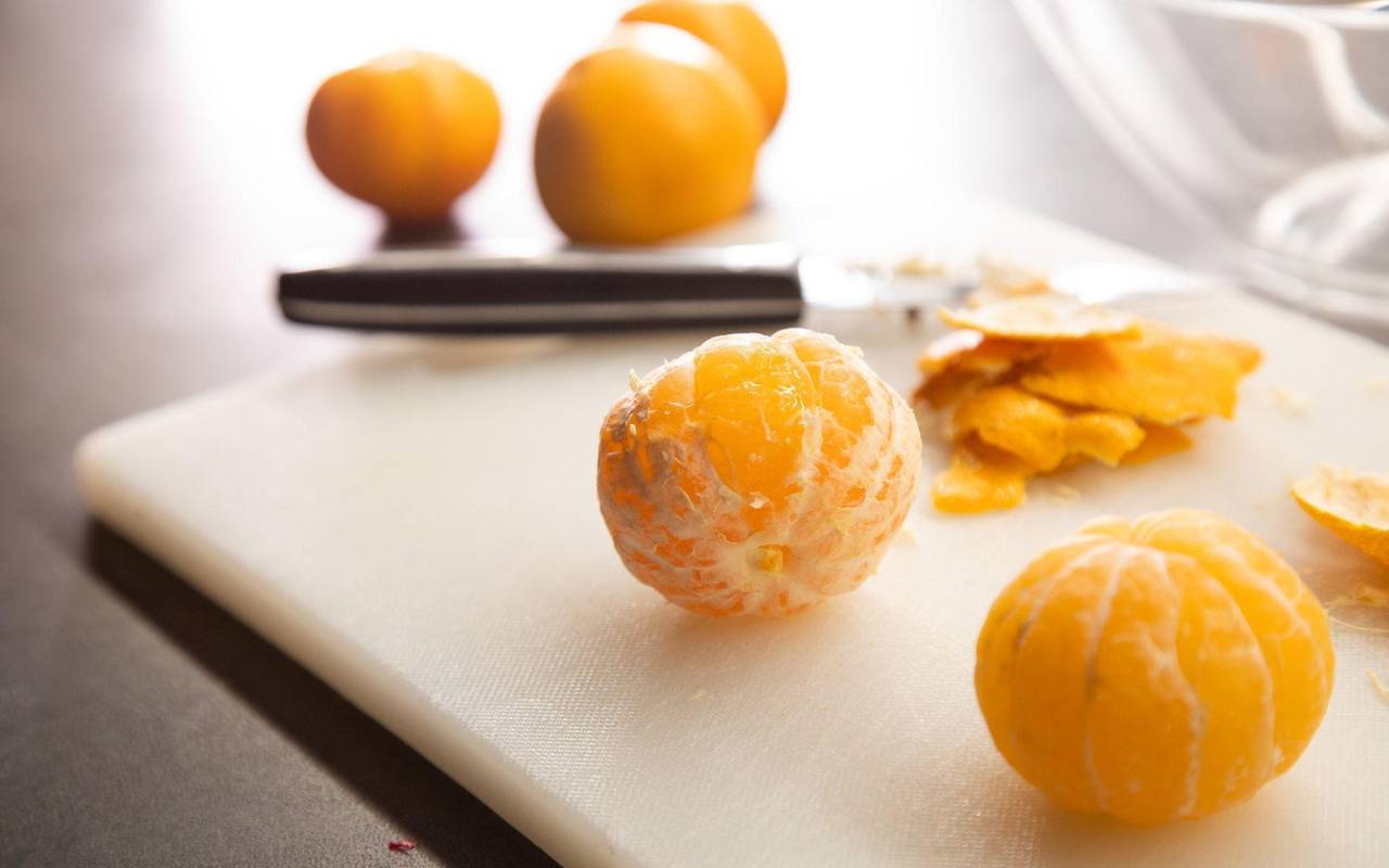 Geschälte Clementinen liegen auf einem Tisch
