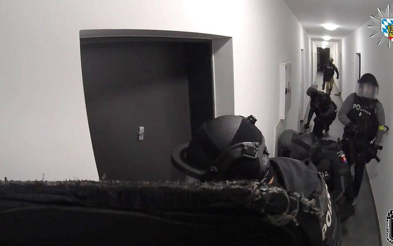 Polizisten heben mutmaßliche Telefonbetrüger-Zelle aus