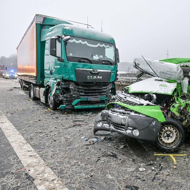 Mindestens drei Menschen sterben auf glatter Autobahn