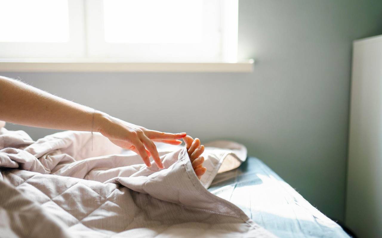 Eine Frau berührt ihre Zehen mit ihren Fingern