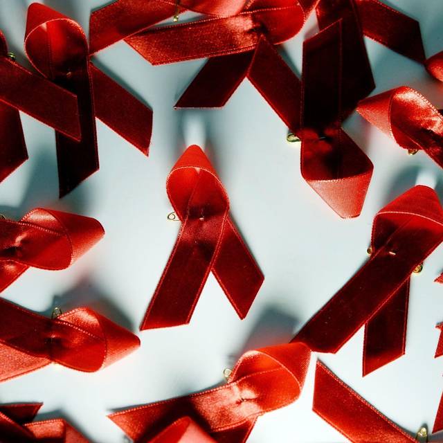 Rote Aids Schleifen auf einem Tisch