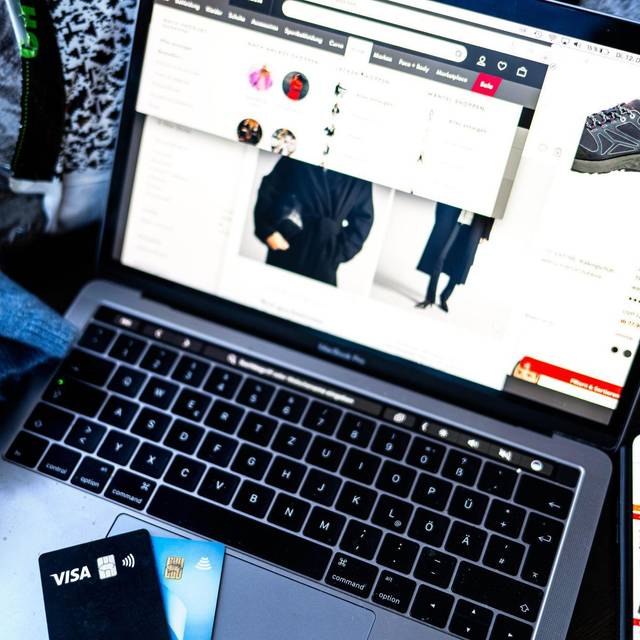 Verschiedene Online-Shops sind auf einem Laptop geöffnet
