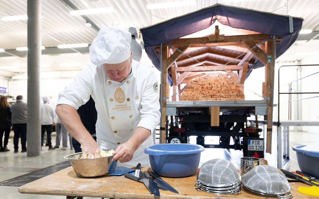 Dresdner Bäcker arbeiten an Riesenstollen für das Stollenfest