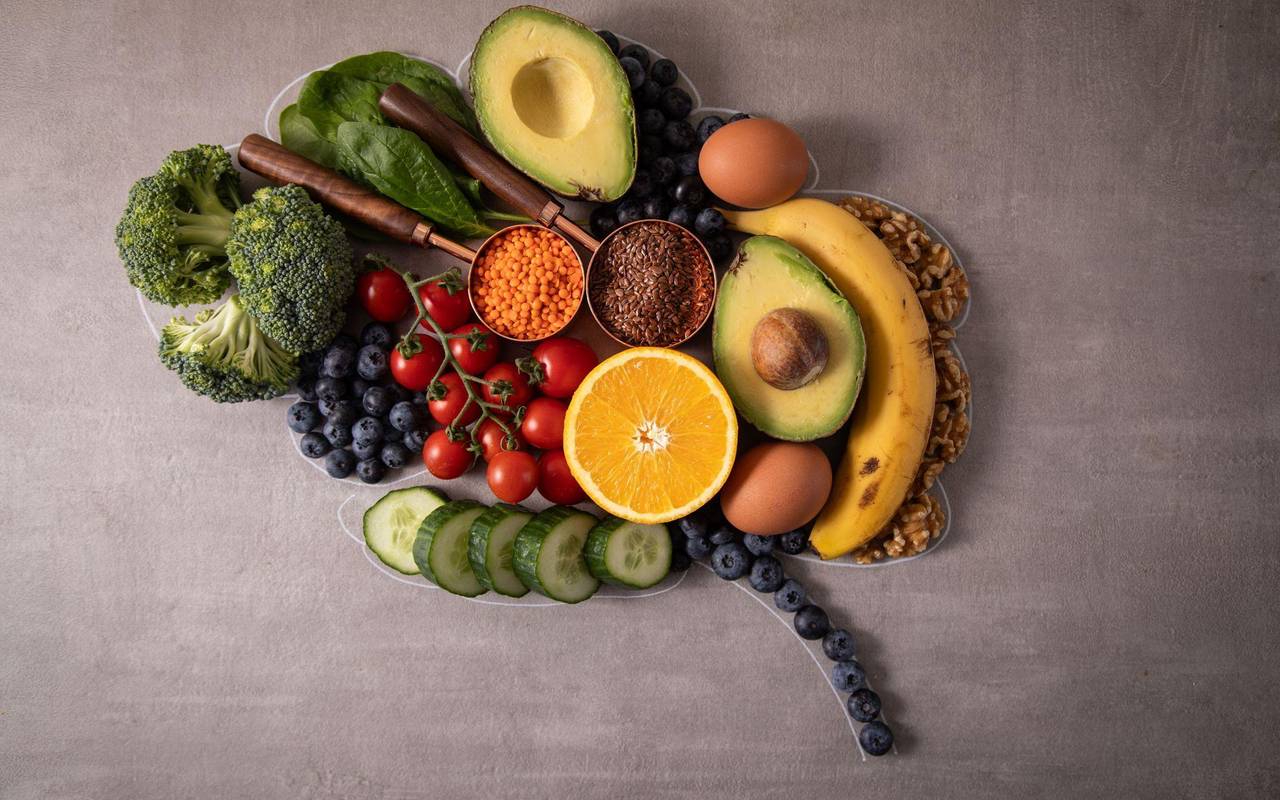 Lebensmittel angeordnet in Form eines Gehirns