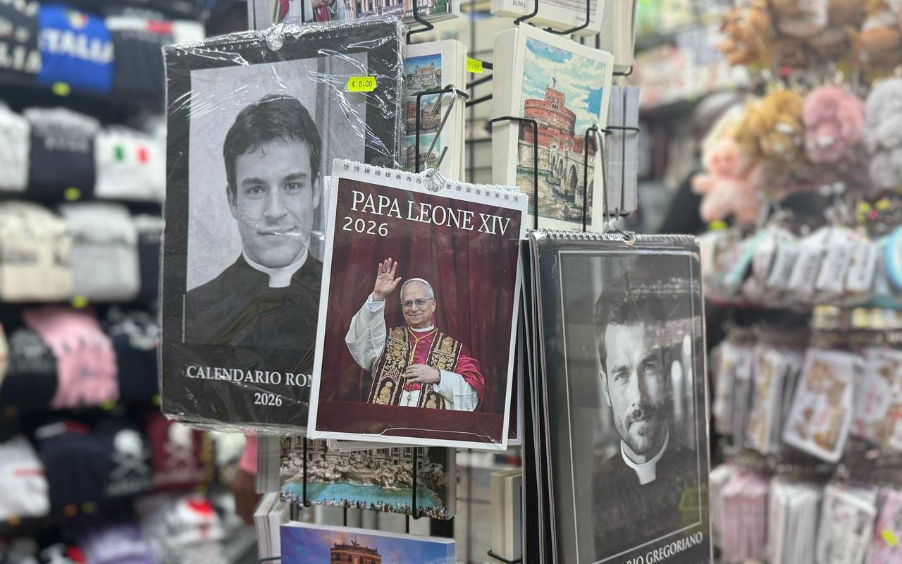 Kalender mit Papst und Priestern