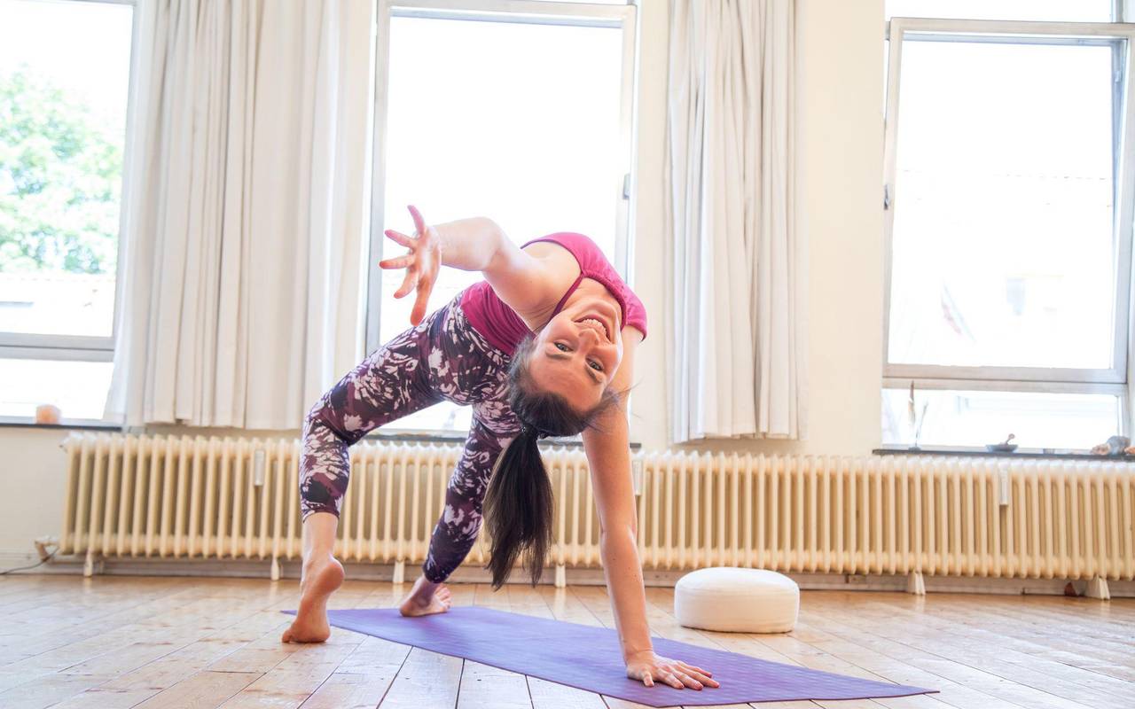 Eine Frau macht Yoga