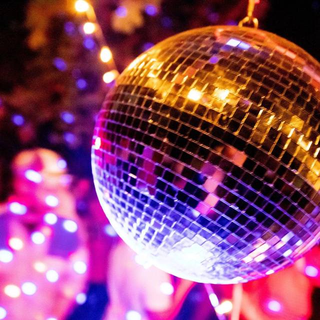 Diskokugel glitzert bei einer Feier