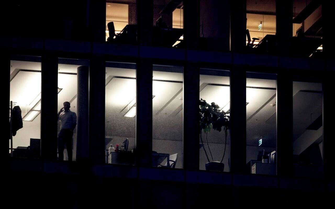 Ein beleuchtetes Bürogebäude am Abend