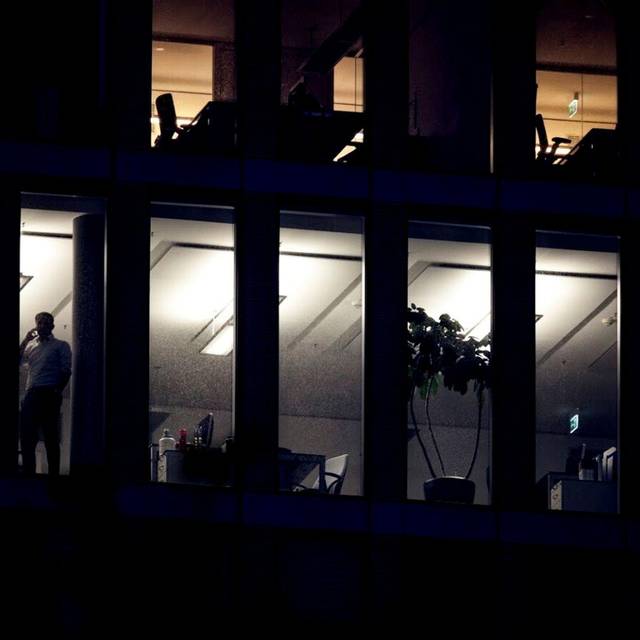 Ein beleuchtetes Bürogebäude am Abend