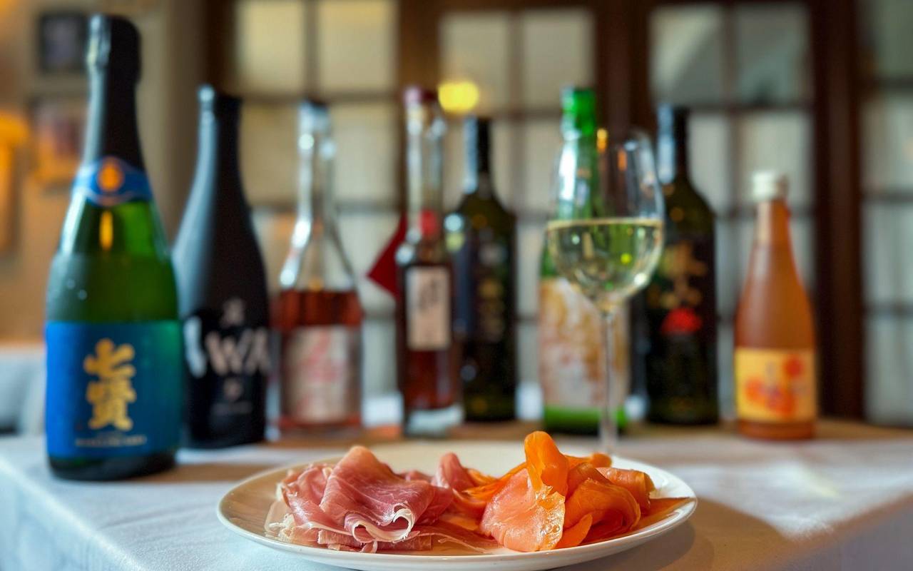 Sake wird zu Parmachinken und Lachs serviert