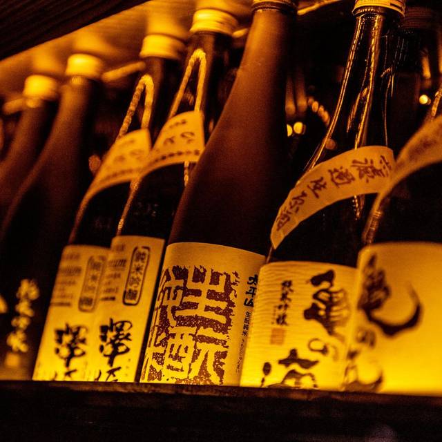 Sakeflaschen aneinandergereiht.