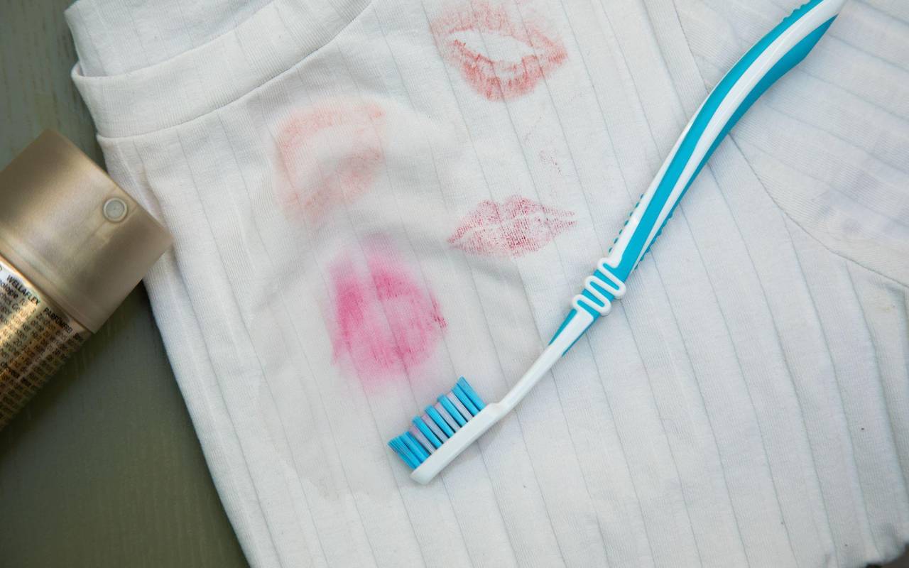 Lippenstiftflecken auf einem T-Shirt nach erfolgloser Reinigung