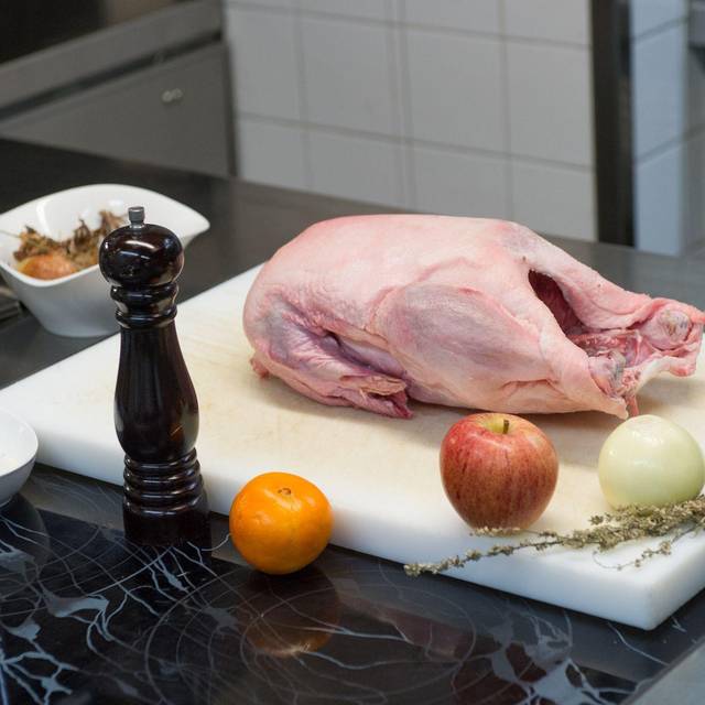 Eine rohe Weihnachtsgans liegt zur Zubereitung bereit