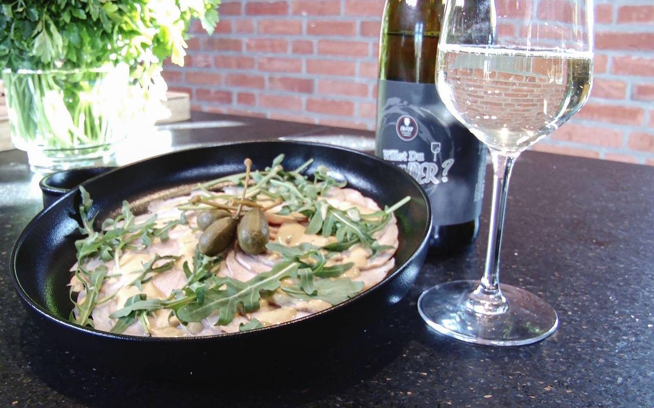 Ein Teller mit dem Kalbfleischgericht Vitello Tonnato