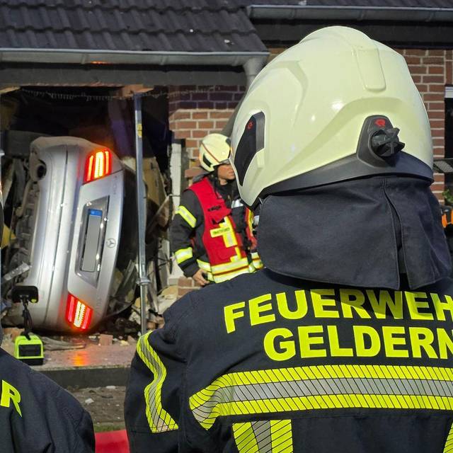 Junger Mann bleibt mit Auto in Hausflur stecken