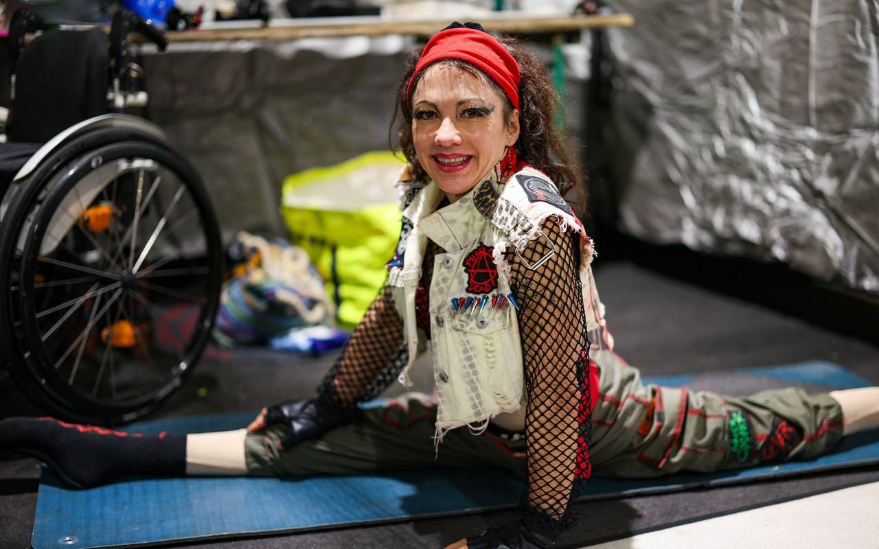 Querschnittsgelähmte Akrobatin Pan