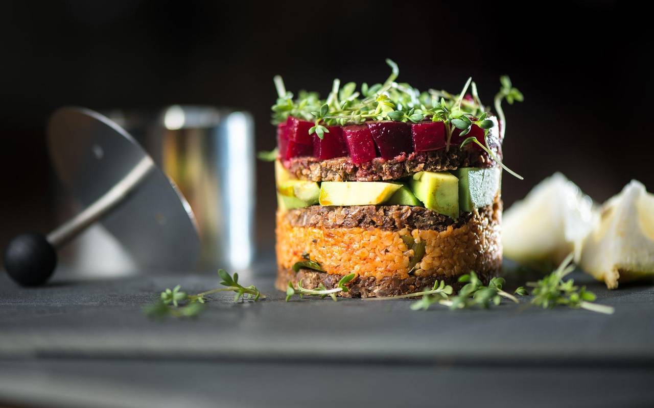 Mit einem Servierring in Form gebrachtes Gericht