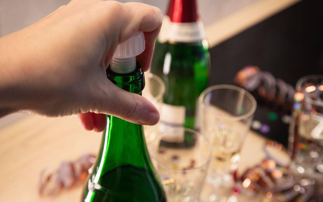 Sektkorken wird in eine Flasche gesteckt
