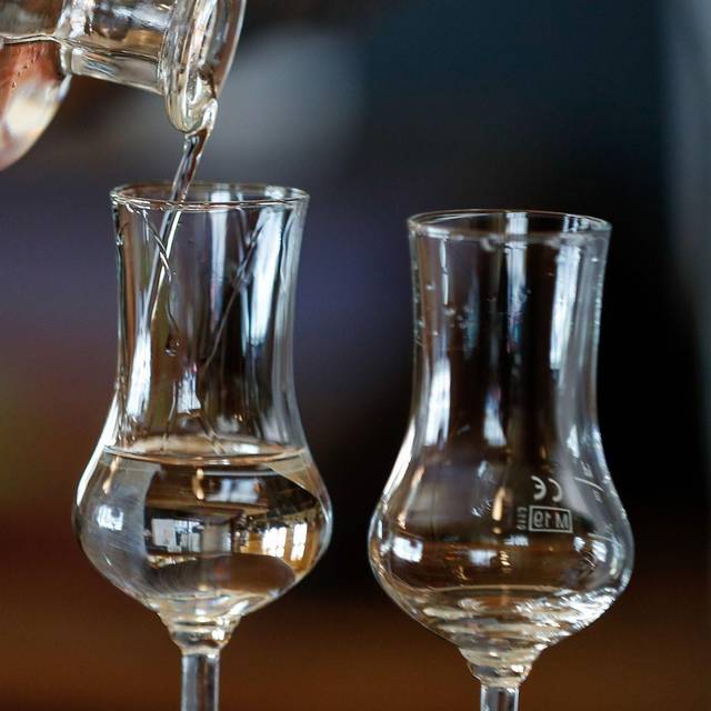 Schnaps wird in Gläser gefüllt